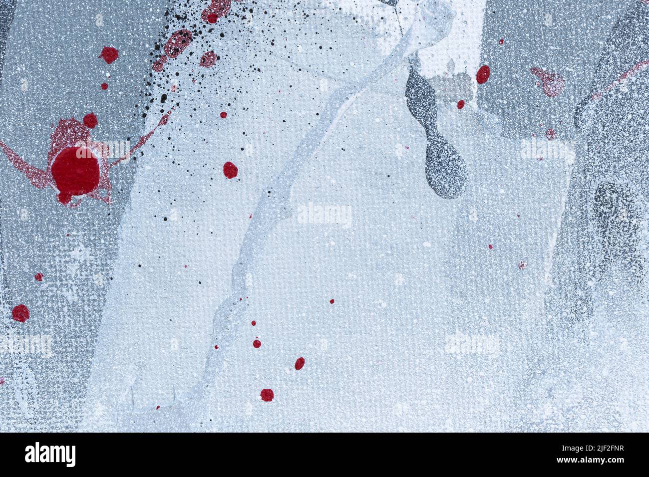 Macro primer plano de un acrílico abstracto negro, gris, blanco y rojo y pintura en aerosol sobre blanco. Salpicaduras, gotas, manchas y spray. Fondo de lienzo texturizado Foto de stock