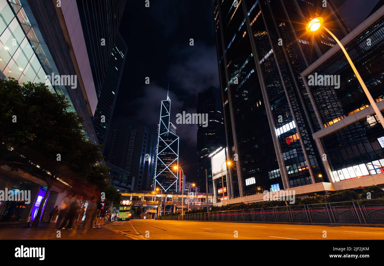 Foto de la calle de la ciudad nocturna con luces de colores. Hong Kong, Distrito Central Foto de stock