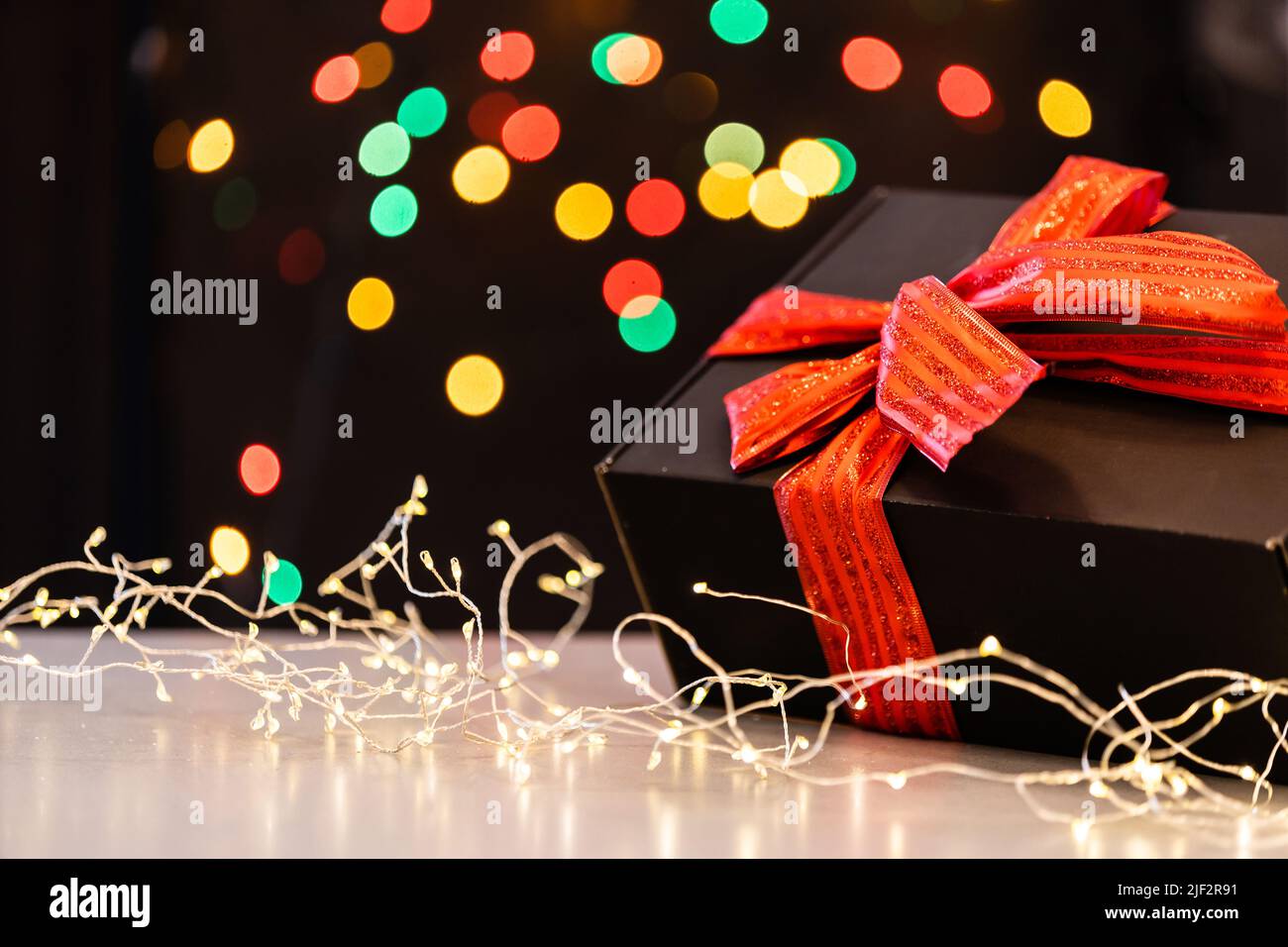 Fondo de Navidad con luces y espacio libre de texto. Luces de Navidad. Luces  de Navidad brillantes y coloridas sobre fondo negro. Año Nuevo. Navidad  Fotografía de stock - Alamy