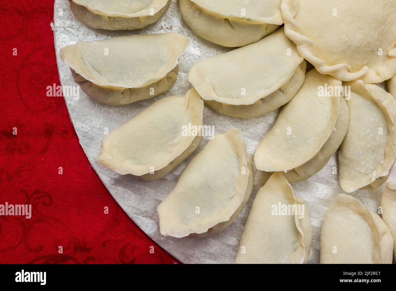 Vista superior de buñuelos crudos tradicionales chinos Foto de stock