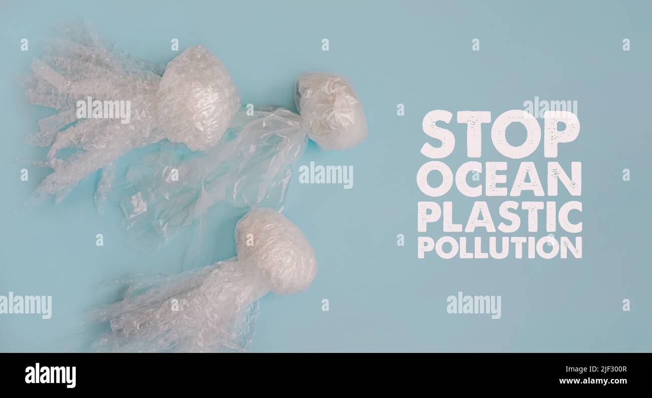 Vida marina y oceánica de los residuos. Peces medulares fuera de residuos plásticos sobre fondo azul. Contaminación del planeta. Concepto de salvar el medio ambiente, los océanos Foto de stock