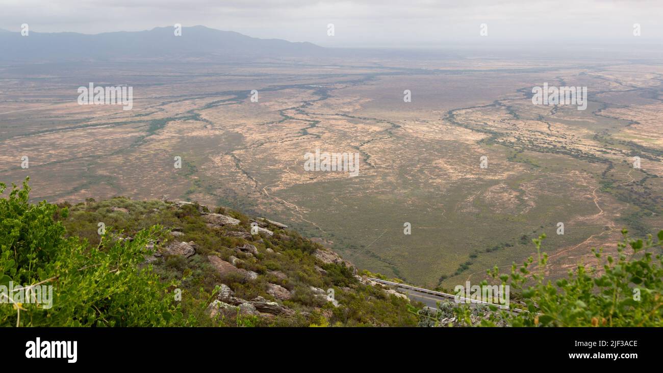 Panorama del paso de VanRhyn con una mirada al Knersvlakte cerca de Nieuwoudtville en el Cabo Norte de Sudáfrica Foto de stock