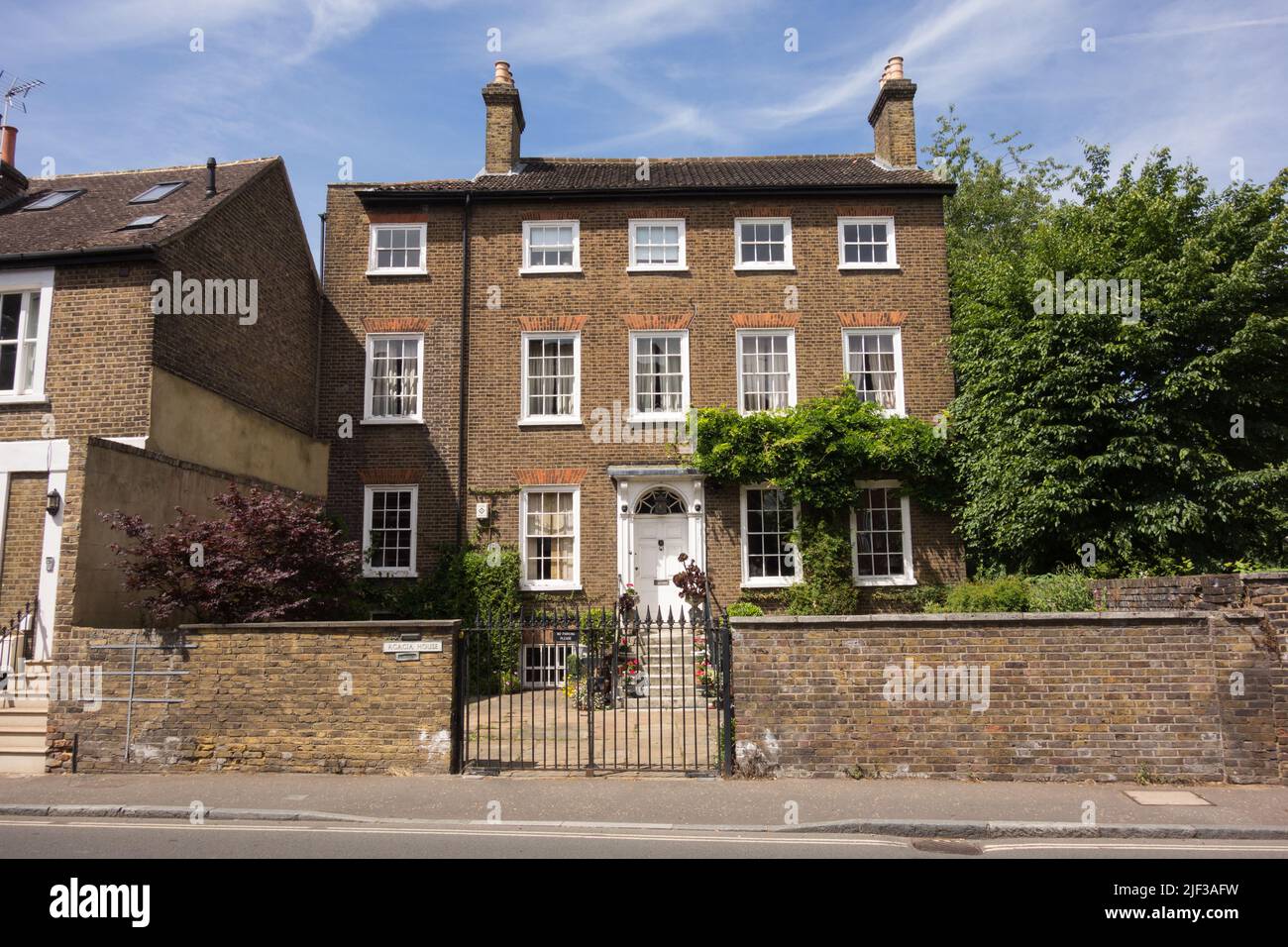 Acacia House, Mortlake High Street, Mortlake, Londres, Inglaterra, REINO UNIDO Foto de stock