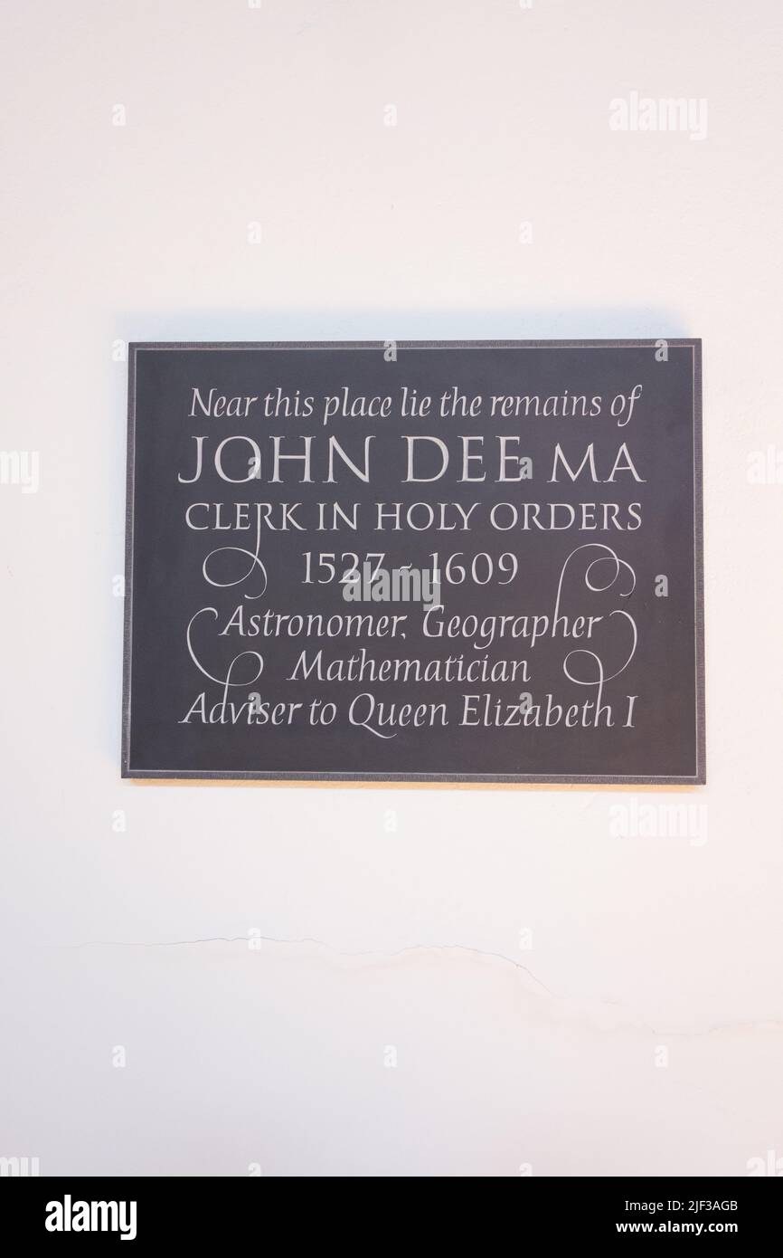 Placa conmemorativa de John Dee en la iglesia parroquial de Santa María la Virgen, Mortlake, Londres, Inglaterra, Reino Unido Foto de stock