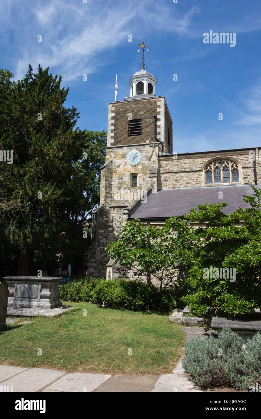 Iglesia torre de Santa María la iglesia parroquial virgen, Mortlake, Londres, Inglaterra, Reino Unido Foto de stock