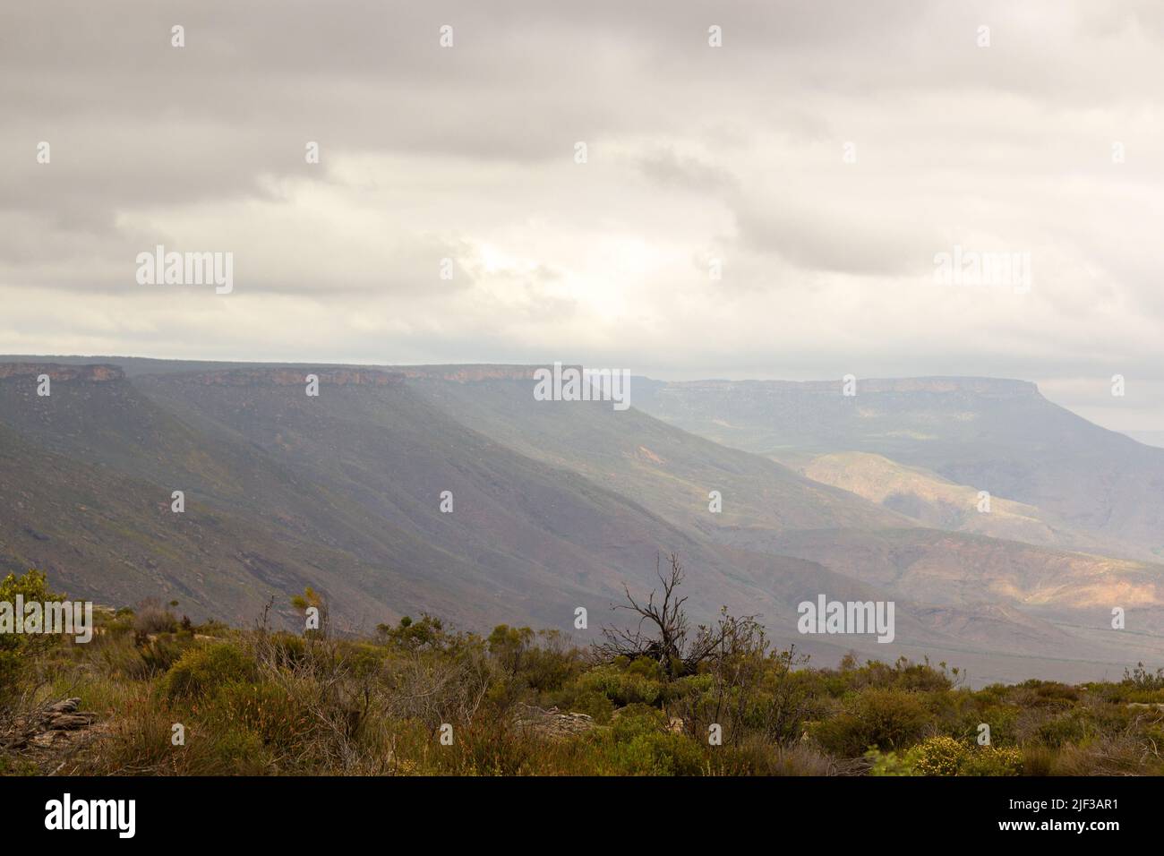 Observe algunas montañas en la meseta de Bokkeveld cerca de Nieuwoudtville en el norte del Cabo de Sudáfrica Foto de stock