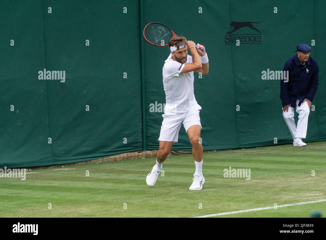 Wimbledon, Reino Unido, 28 de junio de 2022: El tenista británico Liam Broady en acción en la cancha 17 en el campeonato de tenis de Wimbledon. El Stockport, nacido en 28 años, venció a Lukas Klein en 5 sets en la primera ronda del torneo. Noticias vivas de Anna Watson/Alamy Foto de stock