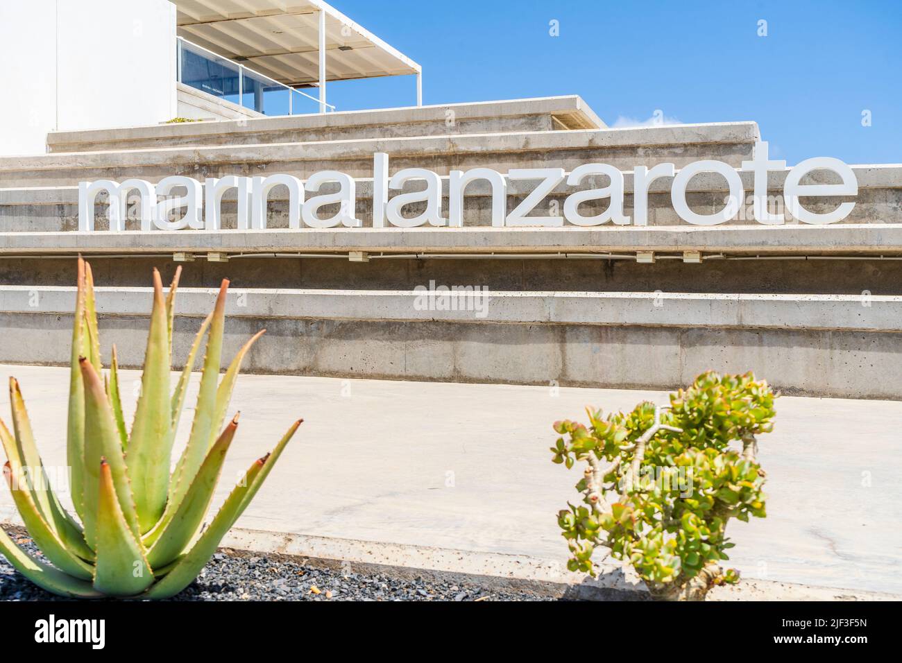 Arquitectura moderna y letrero que dice Marina Lanzarote en Arrecife, capital de Lanzarote, Islas Canarias, España Foto de stock