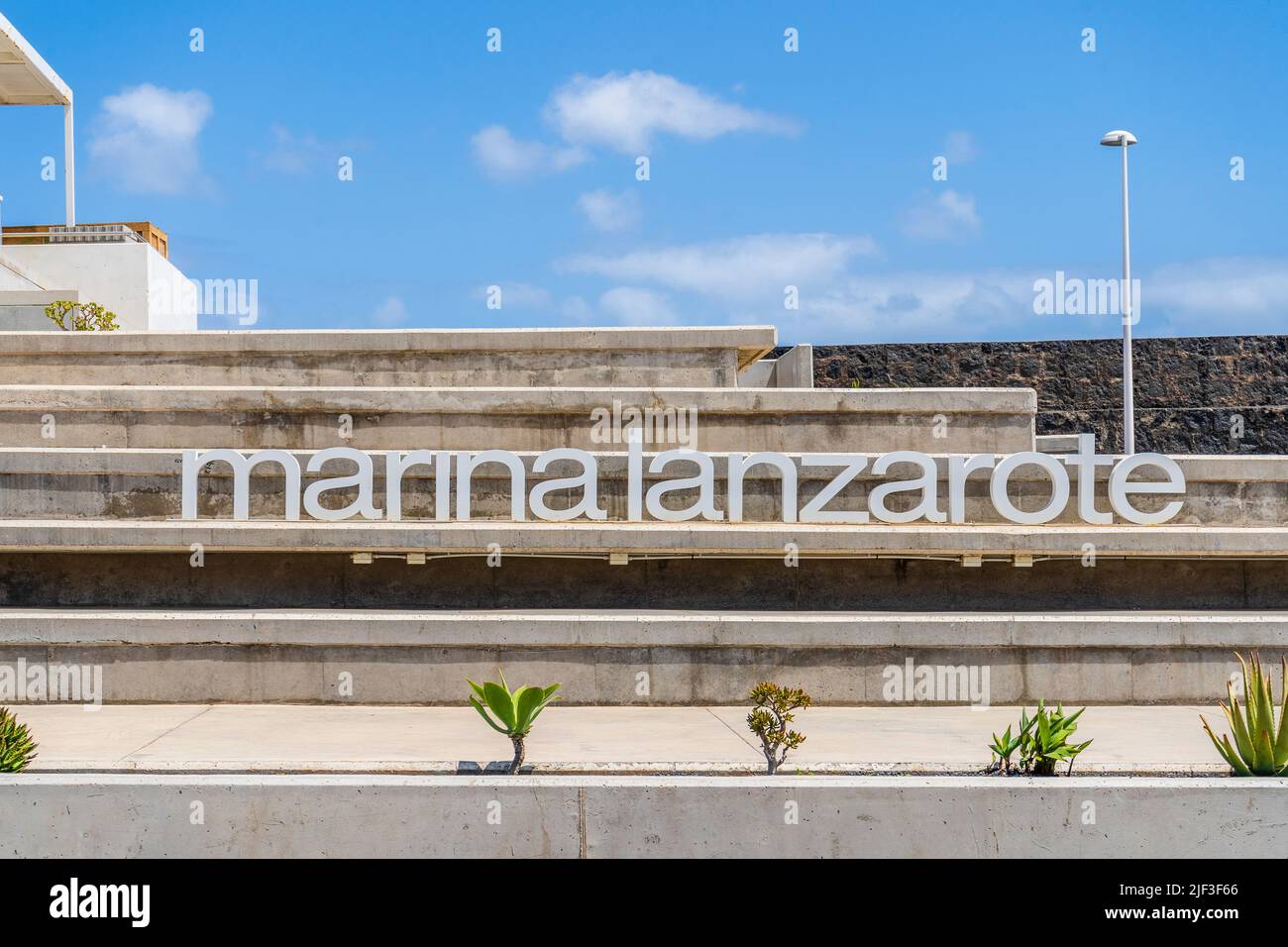 Arquitectura moderna y letrero que dice Marina Lanzarote en Arrecife, capital de Lanzarote, Islas Canarias, España Foto de stock