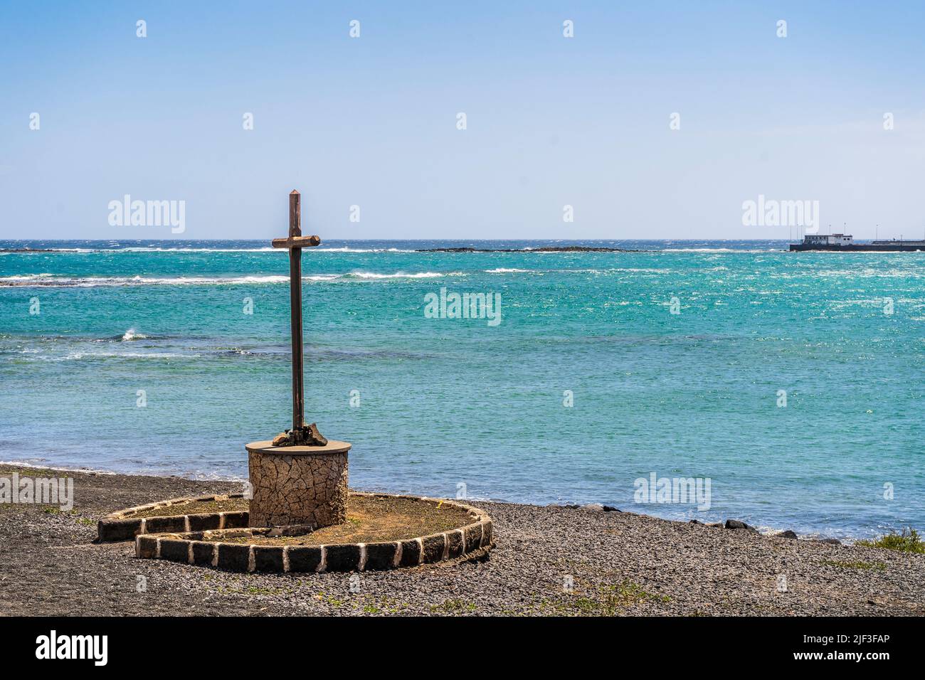 Un cruce junto al mar junto al Castillo de San Gabriel en Arrecife, Lanzarote, Islas Canarias, España Foto de stock