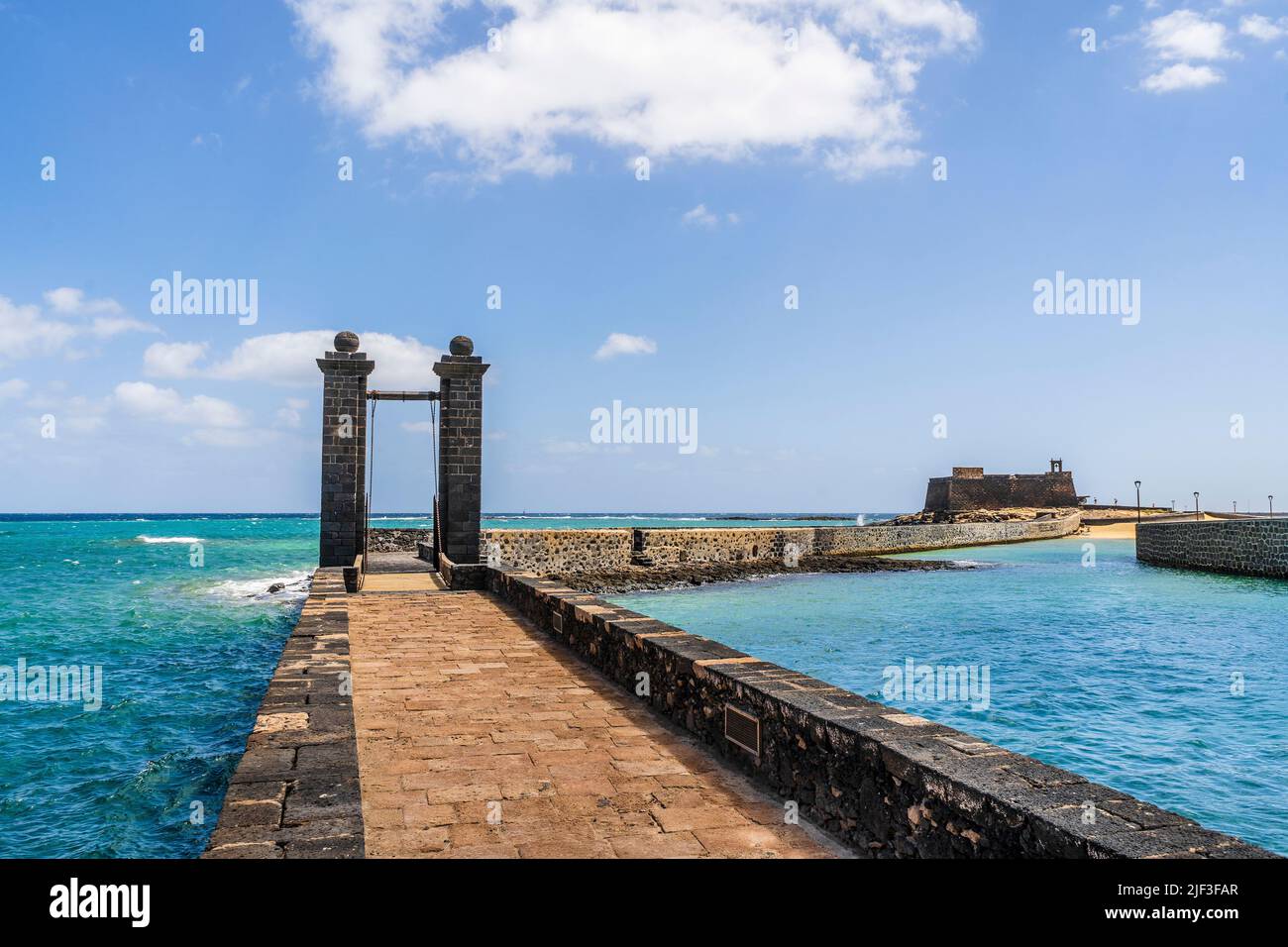 Histórico Castillo de San Gabriel con el Puente de las Pelotas que conduce a él, Arrecife, Lanzarote, Islas Canarias, España Foto de stock