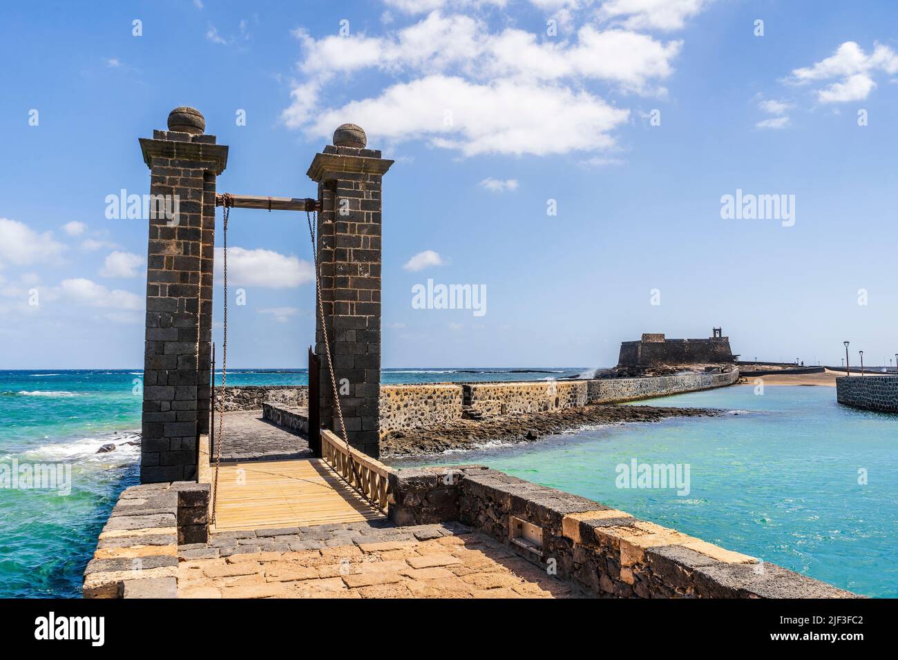 Histórico Castillo de San Gabriel con el Puente de las Pelotas que conduce a él, Arrecife, Lanzarote, Islas Canarias, España Foto de stock