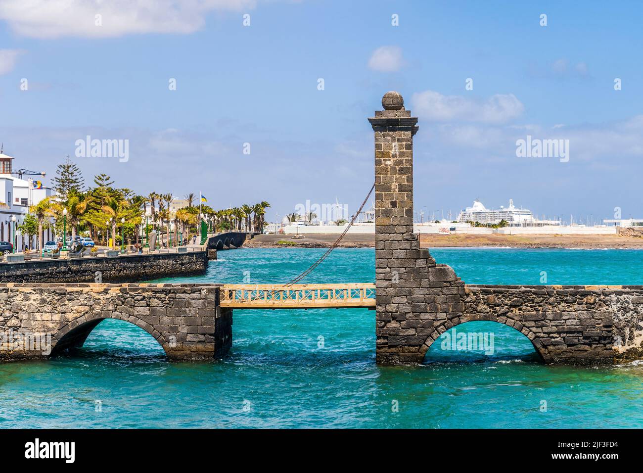 Puente histórico de las pelotas que conduce al Castillo de San Gabriel, Arrecife, Lanzarote, Islas Canarias, España Foto de stock