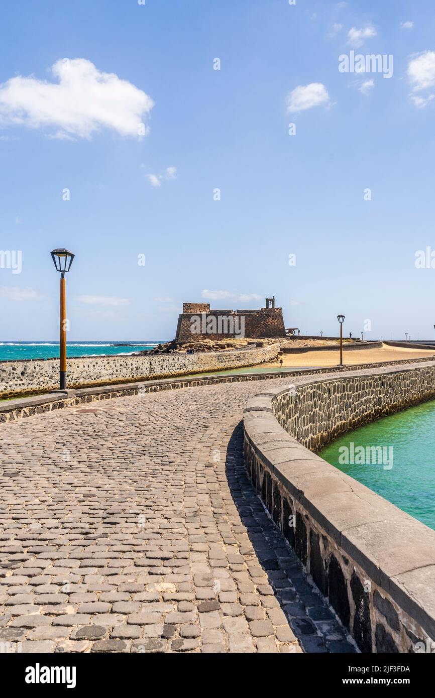 Histórico Castillo de San Gabriel con puentes que conducen a él, Arrecife, Lanzarote, Islas Canarias, España Foto de stock