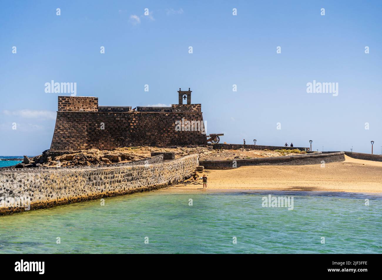 Histórico Castillo de San Gabriel con puentes que conducen a él, Arrecife, Lanzarote, Islas Canarias, España Foto de stock