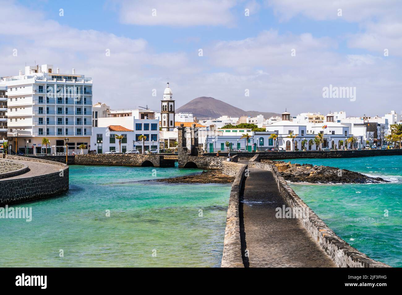 Paisaje urbano de Arrecife visto desde el castillo de San Gabriel, capital de Lanzarote, Islas Canarias, España Foto de stock