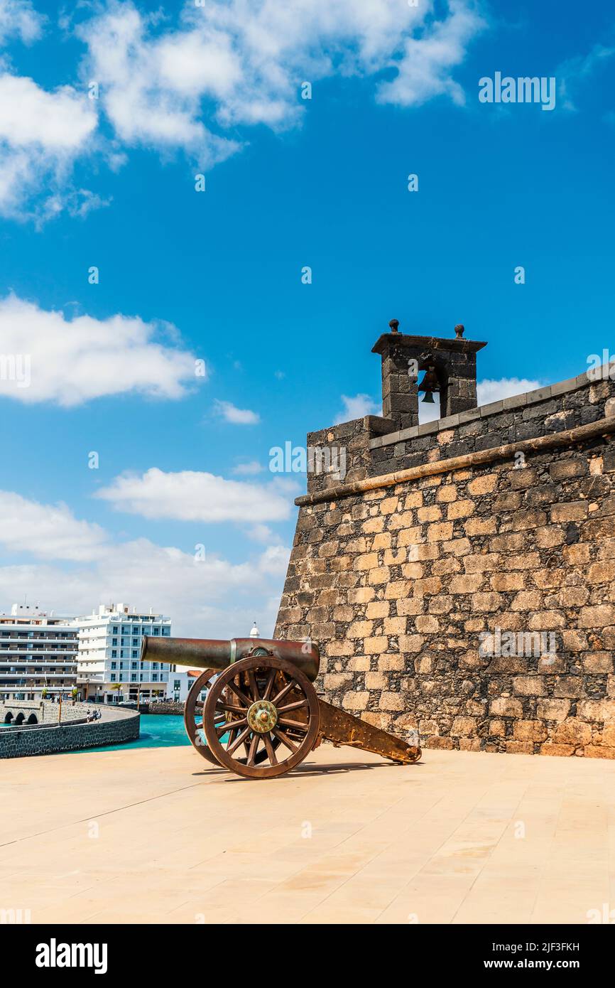 Histórico Castillo de San Gabriel situado en la isla de Arrecife, Lanzarote, Islas Canarias, España Foto de stock