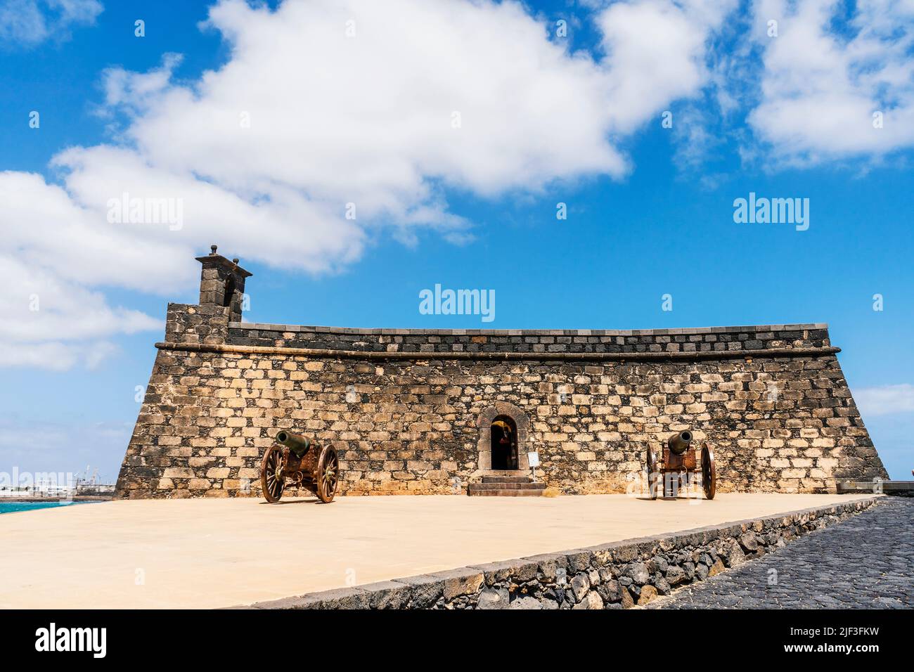 Histórico Castillo de San Gabriel situado en la isla de Arrecife, Lanzarote, Islas Canarias, España Foto de stock