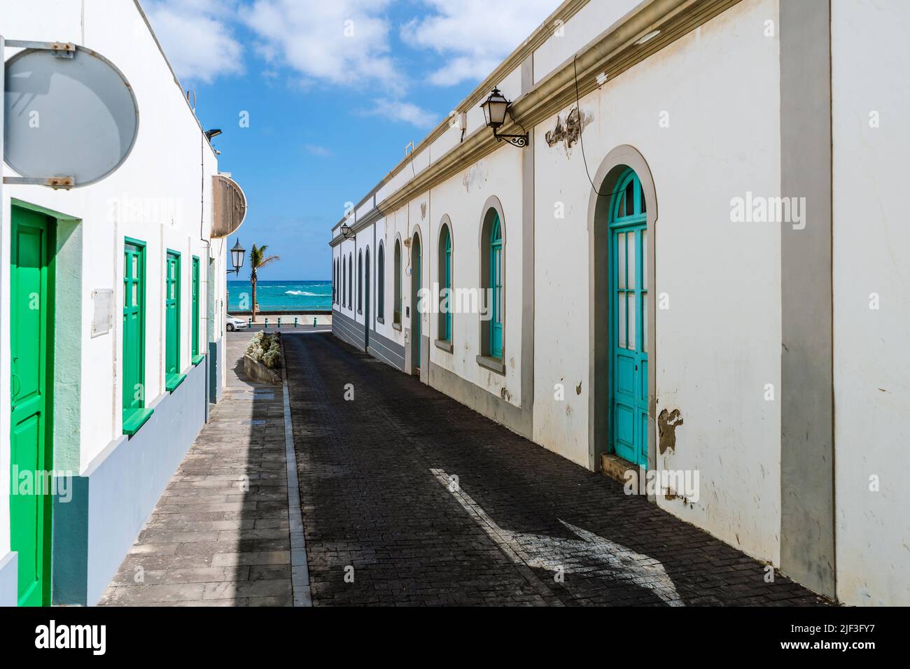 Encantadora calle tradicional con casas encaladas y coloridas ventanas y puertas en Arrecife, Lanzarote, Islas Canarias, España Foto de stock