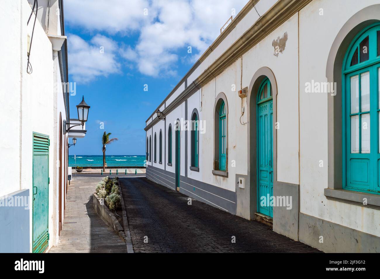 Encantadora calle tradicional con casas encaladas y coloridas ventanas y puertas en Arrecife, Lanzarote, Islas Canarias, España Foto de stock