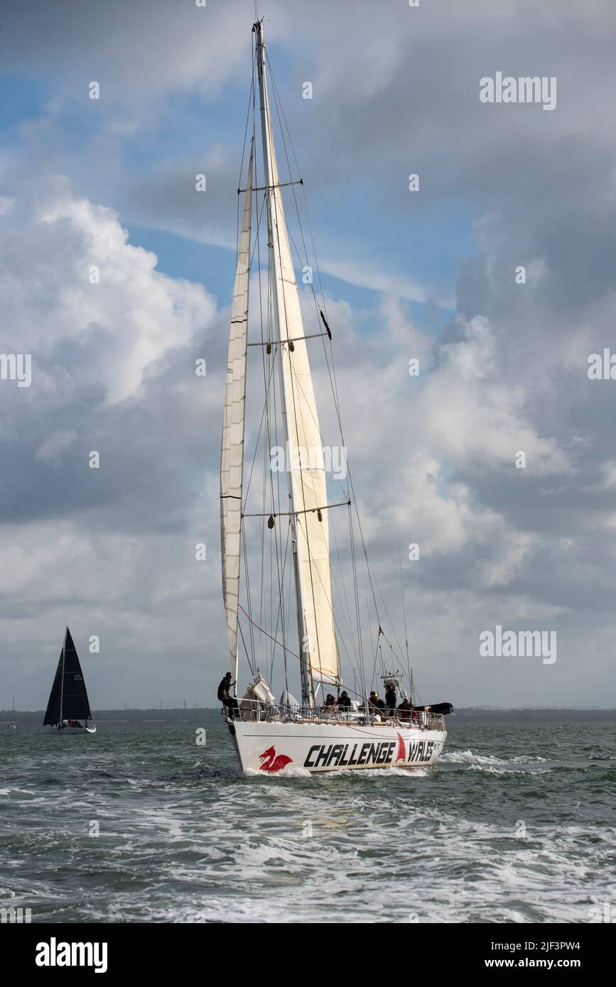 Desafío Gales Sail Traing Charity's Sailing Yacht Challenge Gales compitiendo en la carrera Round the Island Foto de stock