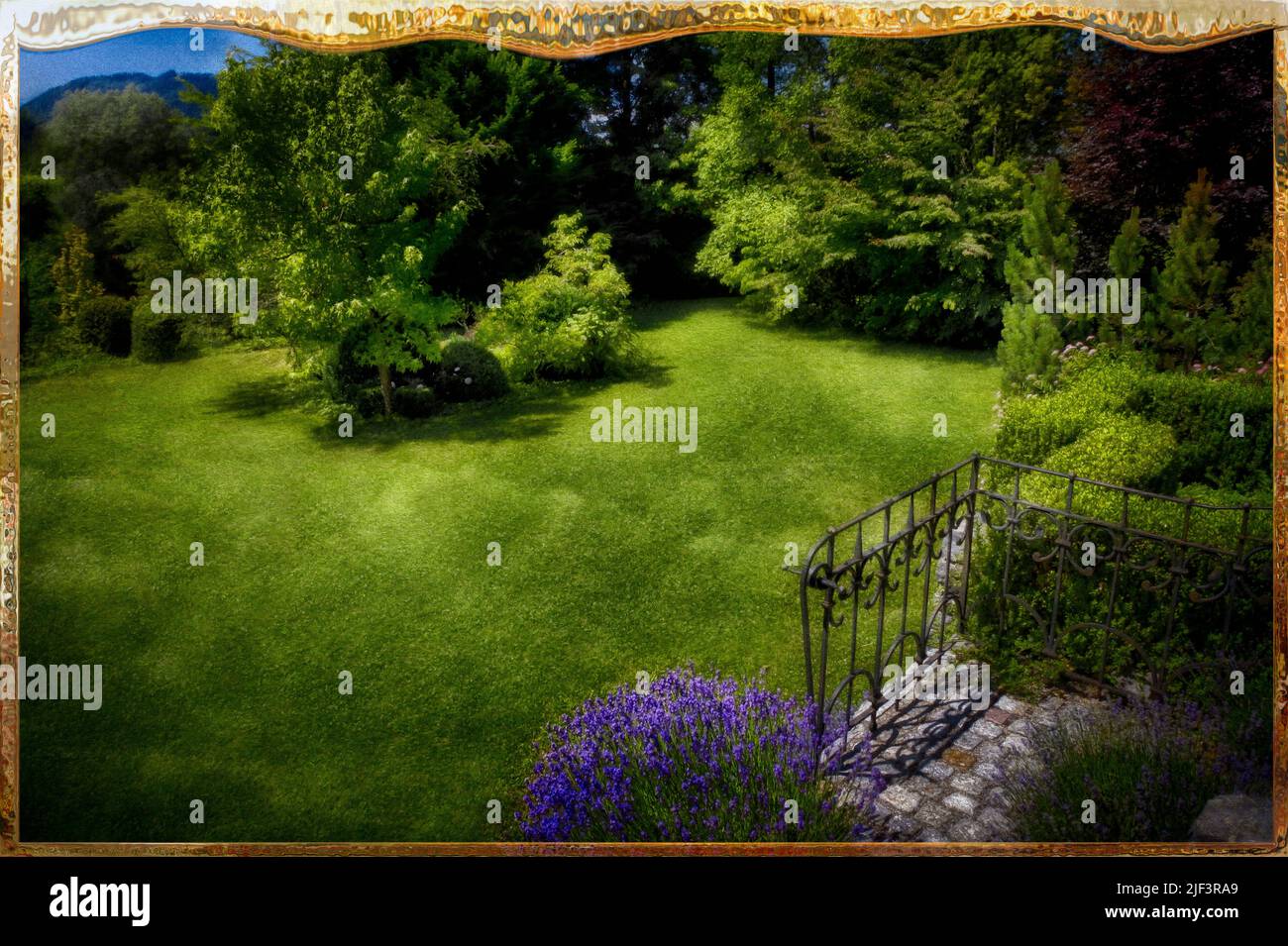 ARTE CONTEMPORÁNEO ENMARCADO: Escena del jardín en Bad Tölz, Oberbayern, Alemania Foto de stock