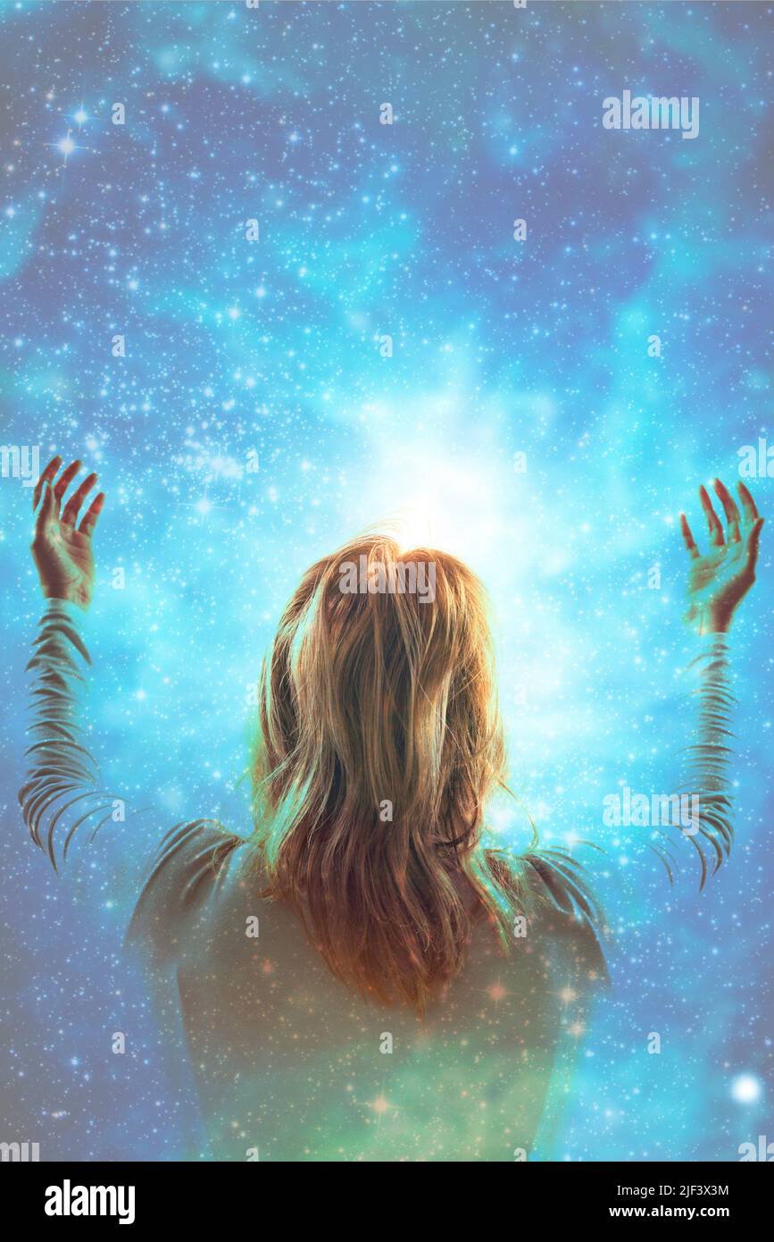 mujer con los brazos abiertos frente a un universo místico Foto de stock