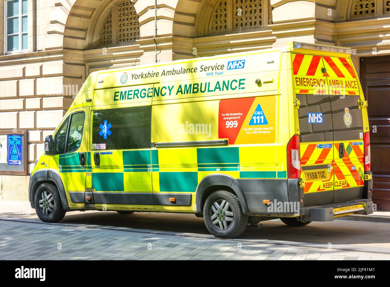 NHS Yorkshire Emergency Ambulance por Sheffield City Hall, Balm Green, Sheffield, South Yorkshire, Inglaterra, Reino Unido Foto de stock