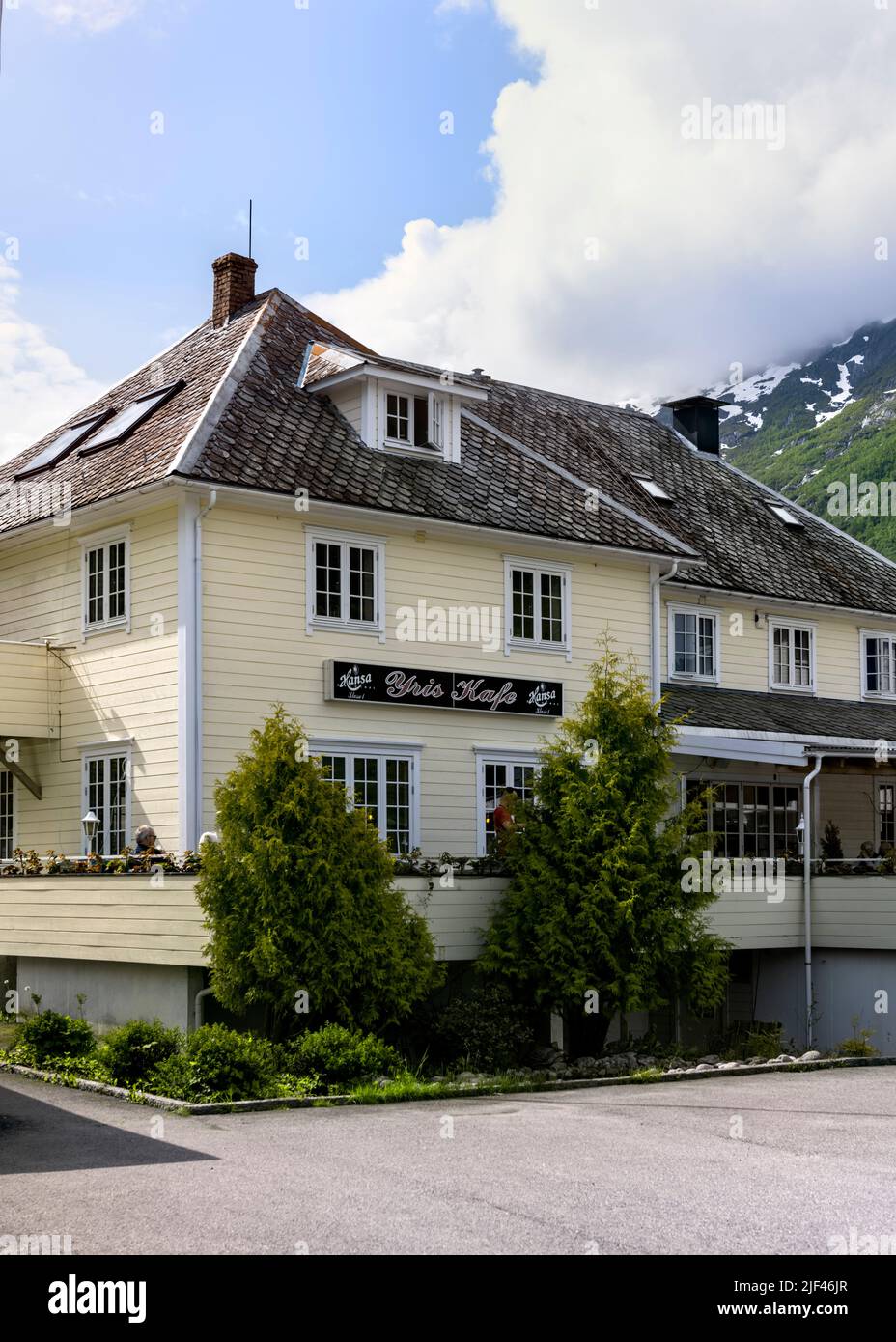 Olden, Noruega - Yris Kafe Cene en y Takeaway, Olden Noruega Foto de stock