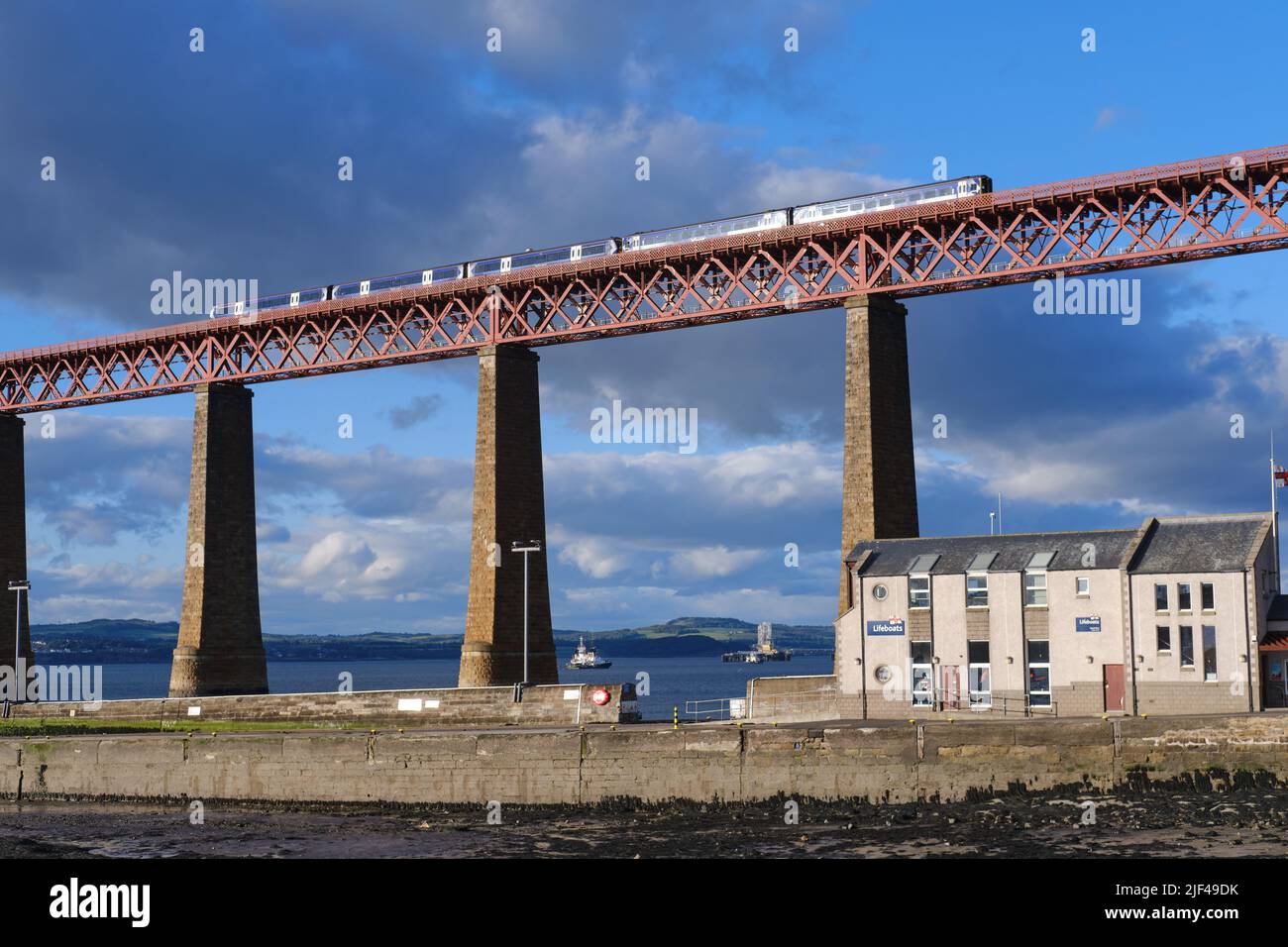 Forth Bridge, un puente ferroviario victoriano tardío sobre el Firth of Forth, Escocia, ahora Patrimonio de la Humanidad Foto de stock