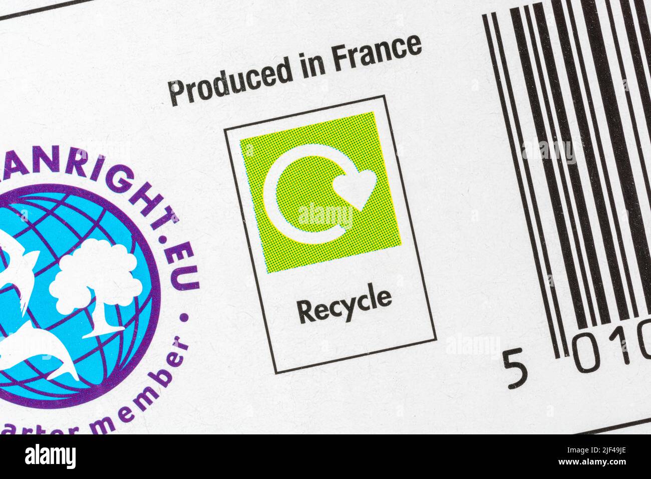 Fabricado en Francia Impreso en el lateral de la caja de polvo de jabón ASDA con un símbolo verde ampliamente reciclado. Para las importaciones francesas de exportación, el comercio entre el Reino Unido y Francia, el reciclaje. Foto de stock