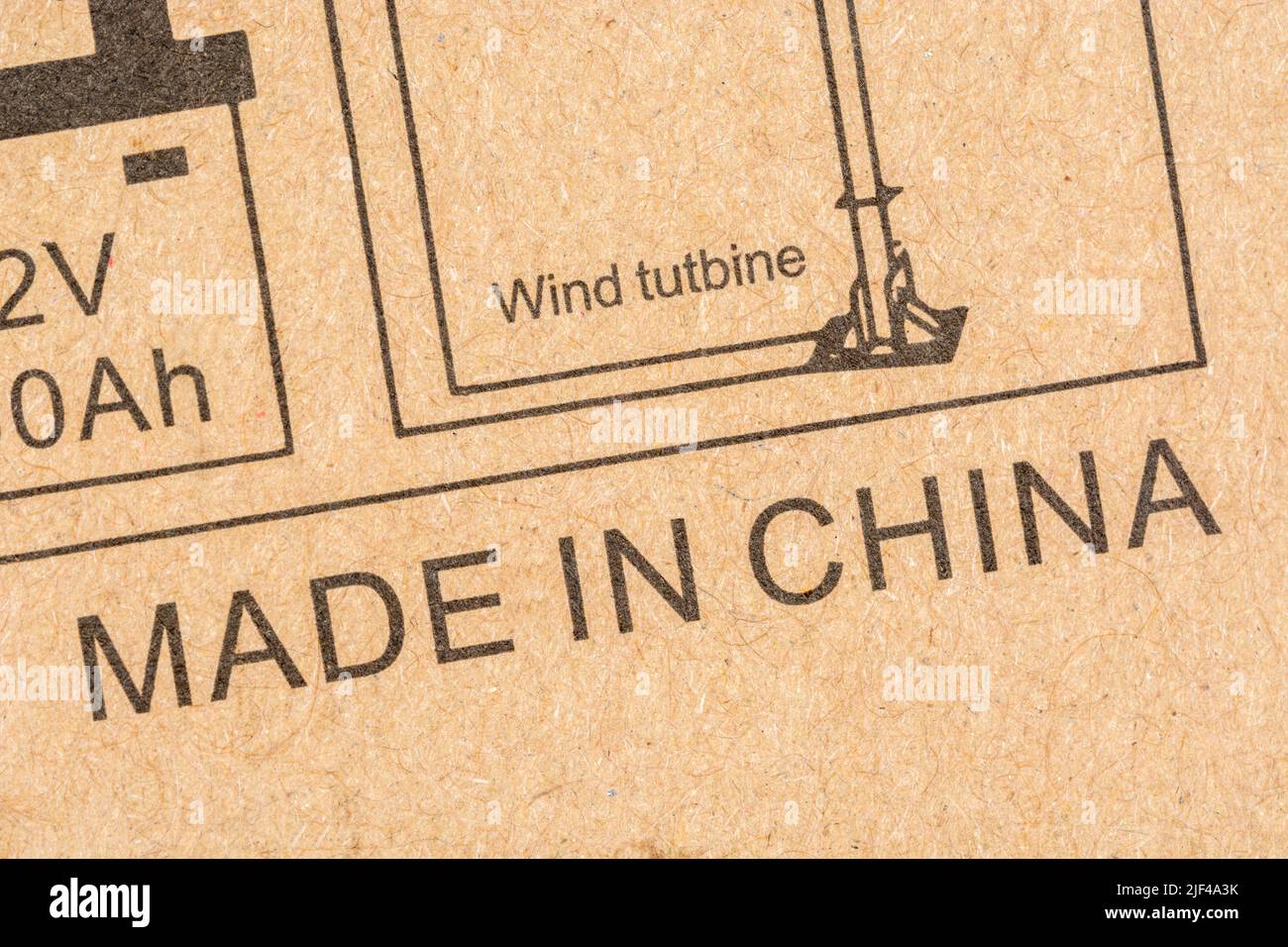 Elementos de energía solar en caja (inversor) con las palabras Made in China. Para las exportaciones de China, el comercio de China, la externalización de China, las exportaciones chinas. Foto de stock