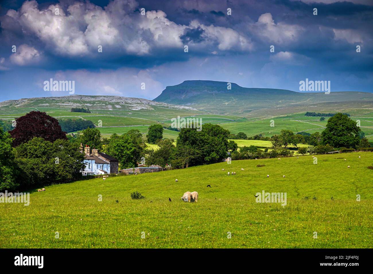 Nubes de tormenta sobre la montaña Ingleborough sobre Ingleton, Yorkshire, Reino Unido Foto de stock