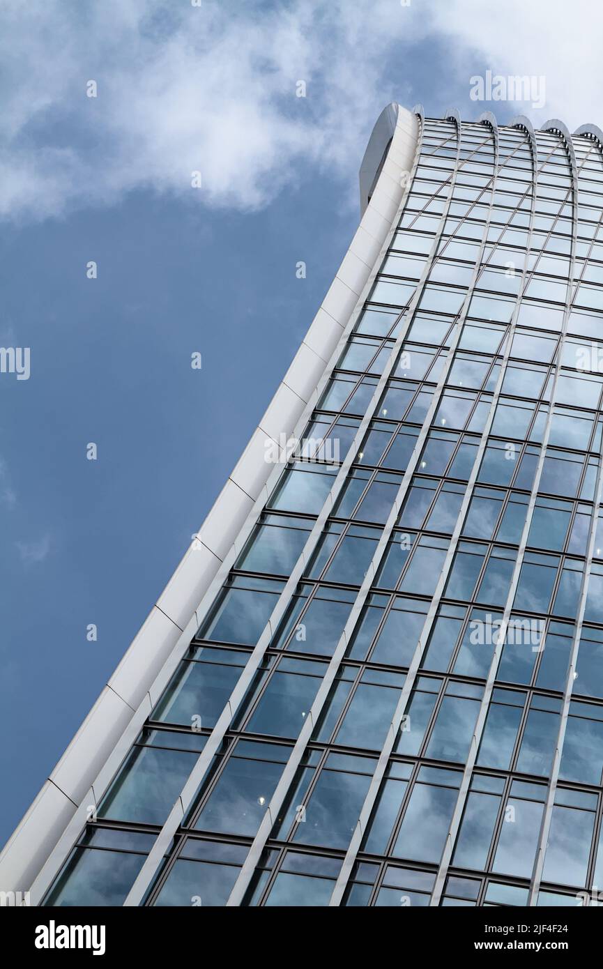 Vista del lateral que muestra la forma curva del moderno rascacielos Walkie Talkie, 20 Fenchurch Street, Foto de stock