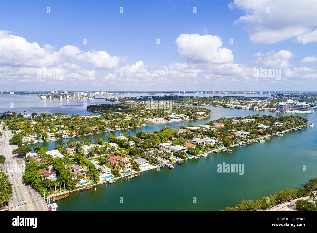 Miami Beach Florida, vista aérea desde arriba, Bahía Biscayne Indian Creek 63rd Street, La Gorce Island Allison Island casas casas mansiones residen Foto de stock