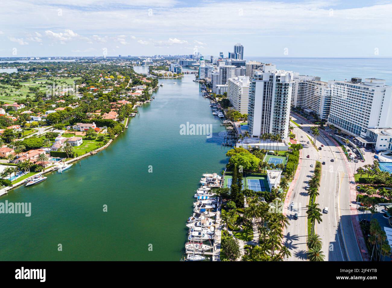 Miami Beach Florida, vista aérea desde arriba, Indian Creek Atlantic Ocean Collins Avenue edificios de apartamentos de gran altura, La Gorce Island Foto de stock