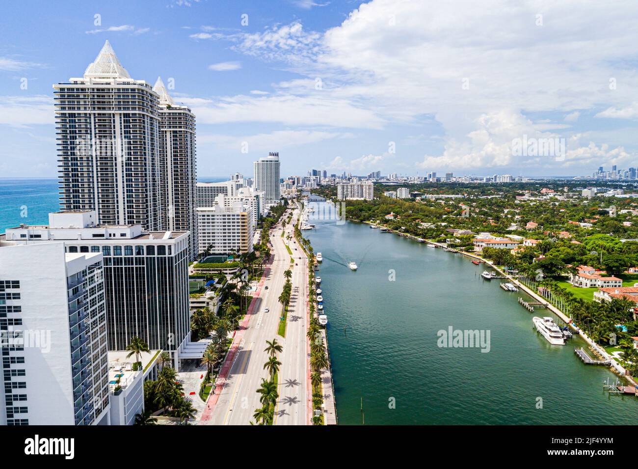 Miami Beach Florida, vista aérea desde arriba, Indian Creek La Gorce Island Blue Green Diamond edificios de apartamentos de lujo de gran altura, Collins Ave Foto de stock