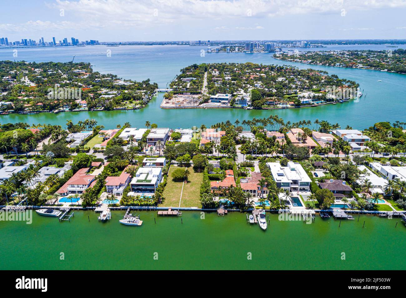 Miami Beach Florida, vista aérea desde arriba, Indian Creek Biscayne Bay Allison Island La Gorce Island horizonte de la ciudad, mansiones propiedades casas casa Foto de stock