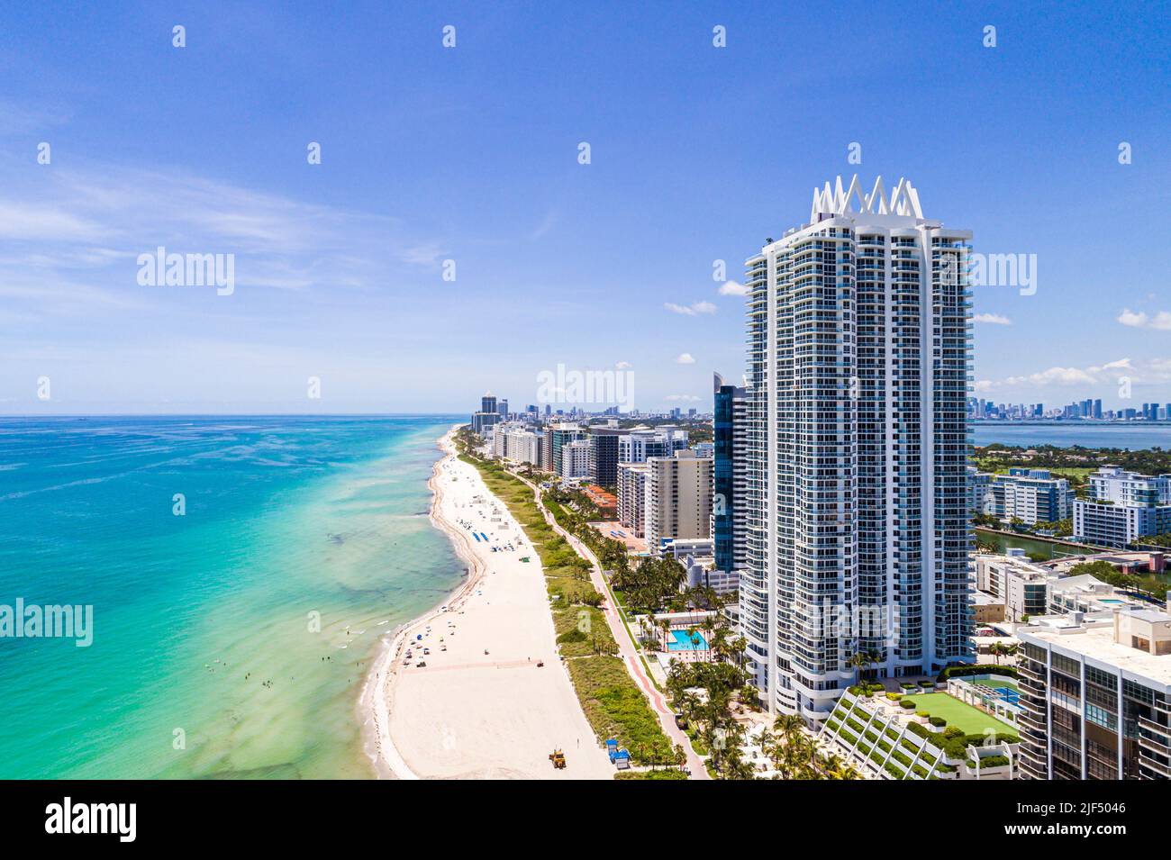 Miami Beach Florida, vista aérea desde arriba, edificios de apartamentos frente al mar frente al mar, costa del océano Atlántico costa playa pública Foto de stock