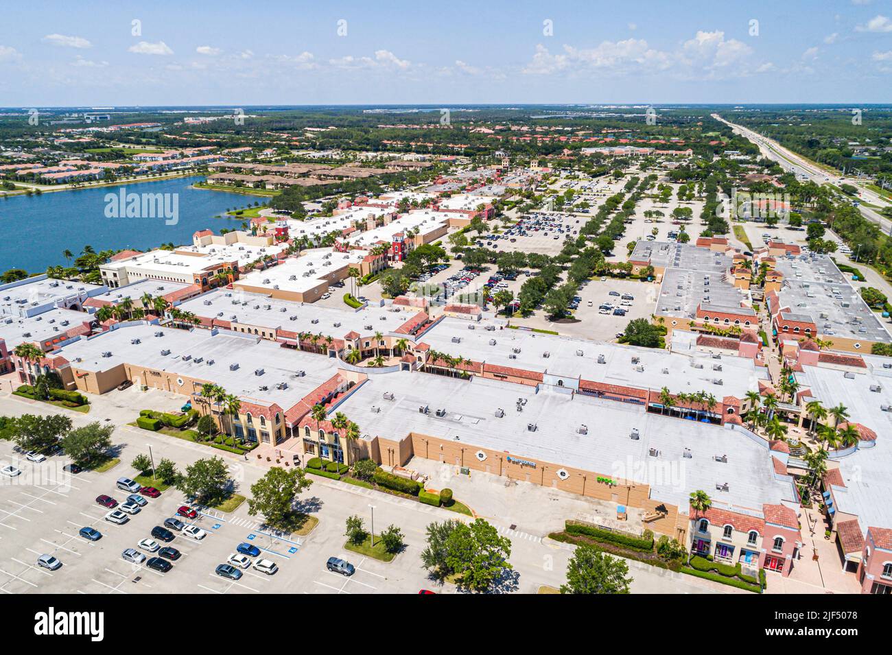 Estero Florida, centro comercial outlet de marca de diseño Miromar Outlets, vista aérea desde arriba Foto de stock