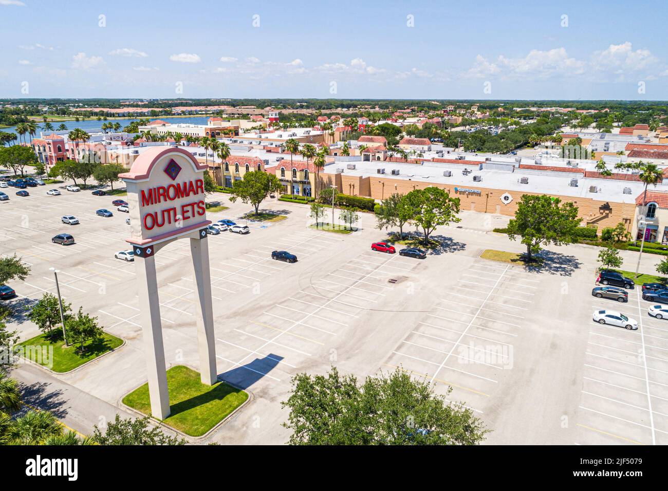 Estero Florida, centro comercial outlet de marca de diseño Miromar Outlets, vista aérea desde arriba, aparcamiento Foto de stock
