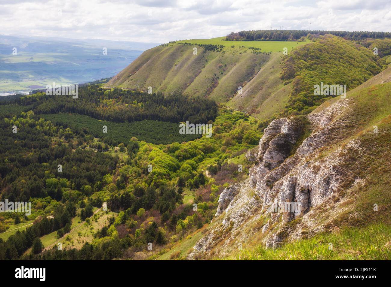 Vista panorámica de las laderas de la cordillera de Borgustan, Cáucaso, Rusia Foto de stock