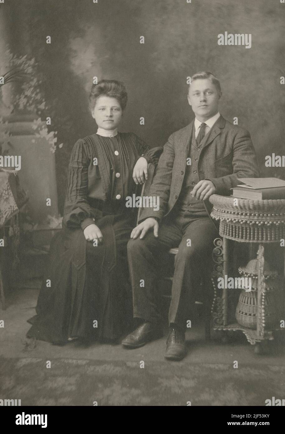 Antigua foto de alrededor de 1890s de una joven pareja soltera en o cerca de Fitchburg, Massachusetts, EE.UU. La misma pareja aparece casada con anillos en la foto de Alamy #2JF53MX. FUENTE: TARJETA ORIGINAL DEL GABINETE FOTOGRÁFICO Foto de stock