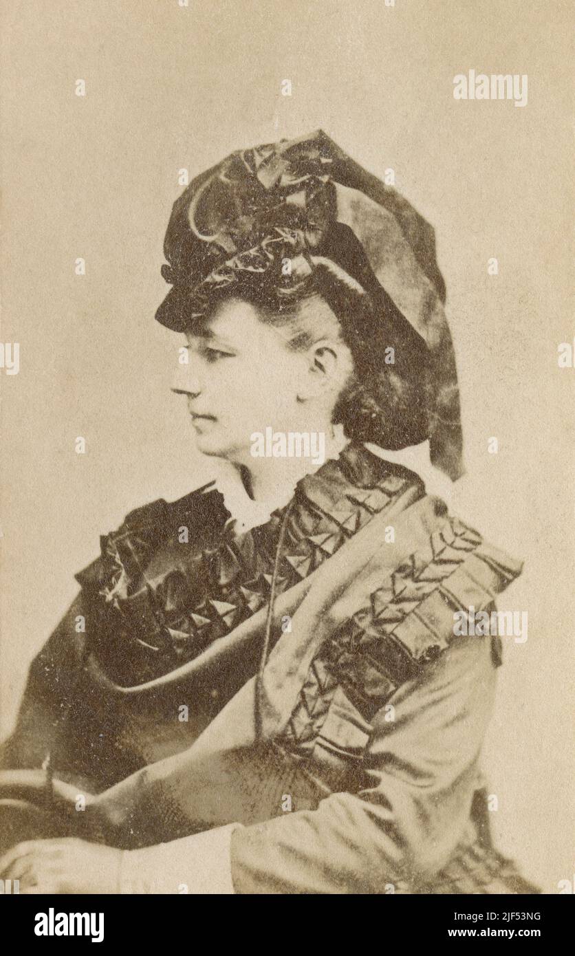 Antique circa 1870s carte de visita de Victoria Woodhull. Victoria Claflin Woodhull (1838-1927) fue una líder estadounidense del movimiento por sufragio femenino que se postuló para la presidencia de los Estados Unidos en las elecciones de 1872. FUENTE: CARTA DE VISITA FOTOGRÁFICA ORIGINAL Foto de stock