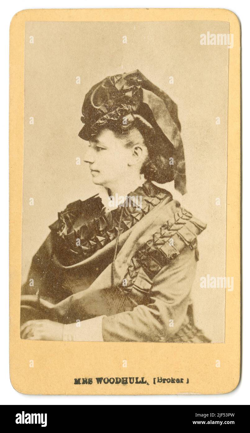 Antique circa 1870s carte de visita de Victoria Woodhull. Victoria Claflin Woodhull (1838-1927) fue una líder estadounidense del movimiento por sufragio femenino que se postuló para la presidencia de los Estados Unidos en las elecciones de 1872. FUENTE: CARTA DE VISITA FOTOGRÁFICA ORIGINAL Foto de stock