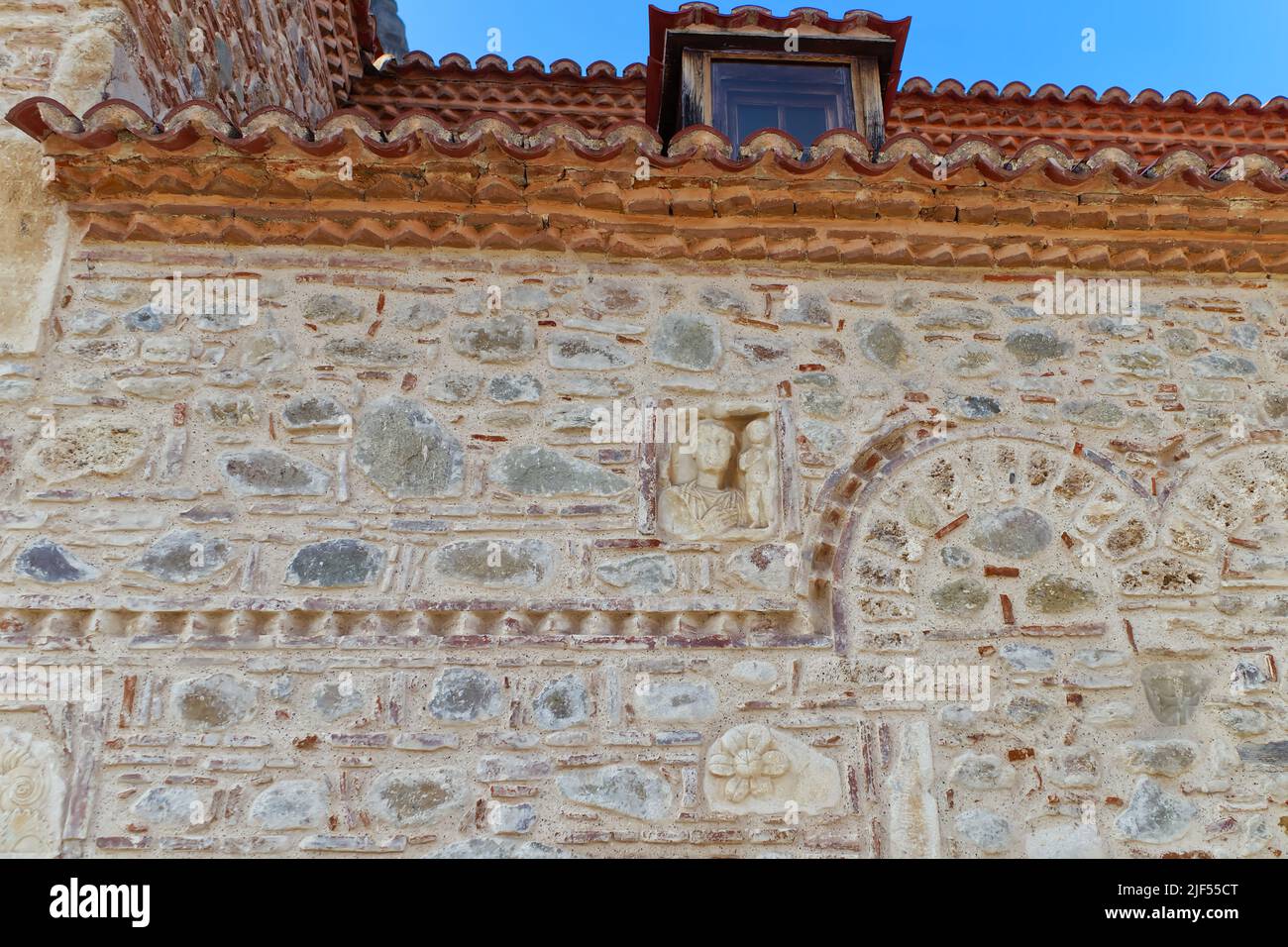 mampostería de pared. Frescos, imágenes de santos. La principal iglesia ortodoxa griega en la pequeña ciudad de Kalambaka. Grecia, Meteora Foto de stock