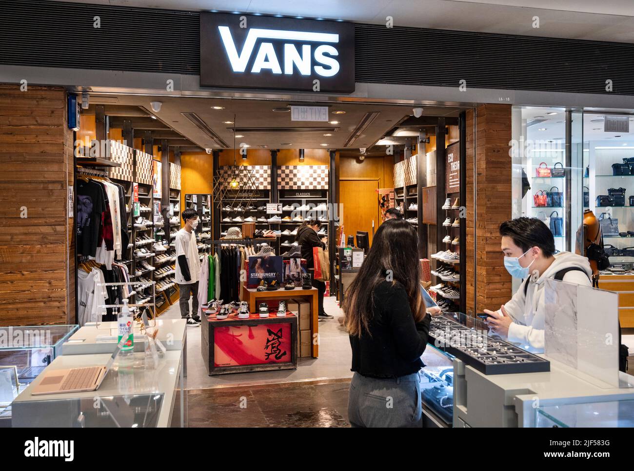 La multinacional tienda de ropa deportiva Vans en Hong Kong. (Foto de  Budrul Chukrut / SOPA Images/Sipa USA Fotografía de stock - Alamy