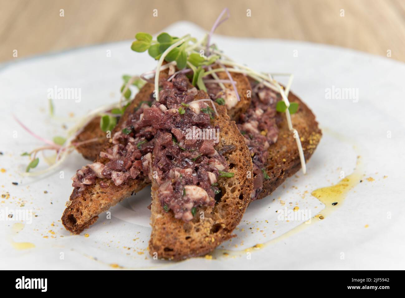 Tostadas vegetarianas con setas cubiertas con super comida, berros, es una gran comida para empezar el día. Foto de stock