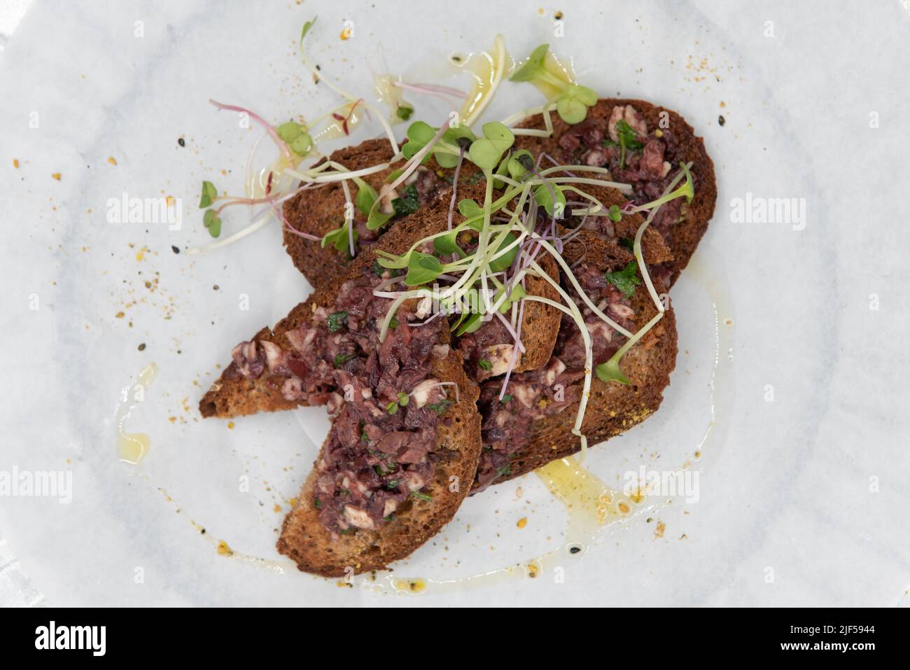 Vista superior de estilo vegetariano con tostadas con champiñones y comida excelente, berros, es una gran comida para empezar el día. Foto de stock