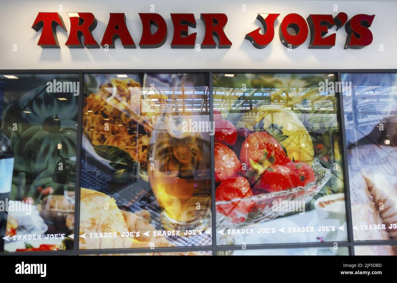 Trader Joe o Trader Joe's Store Front Window con marca registrada Sign Red Text Logo en La Jolla California University Town Centre Foto de stock